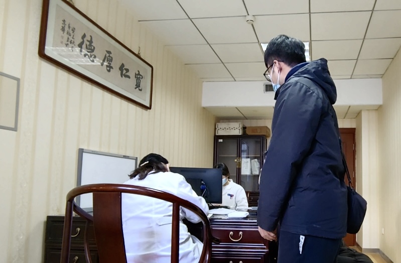 陪診師大飛陪同來京就診的患者在醫(yī)院問診。人民網(wǎng)記者 任妍攝