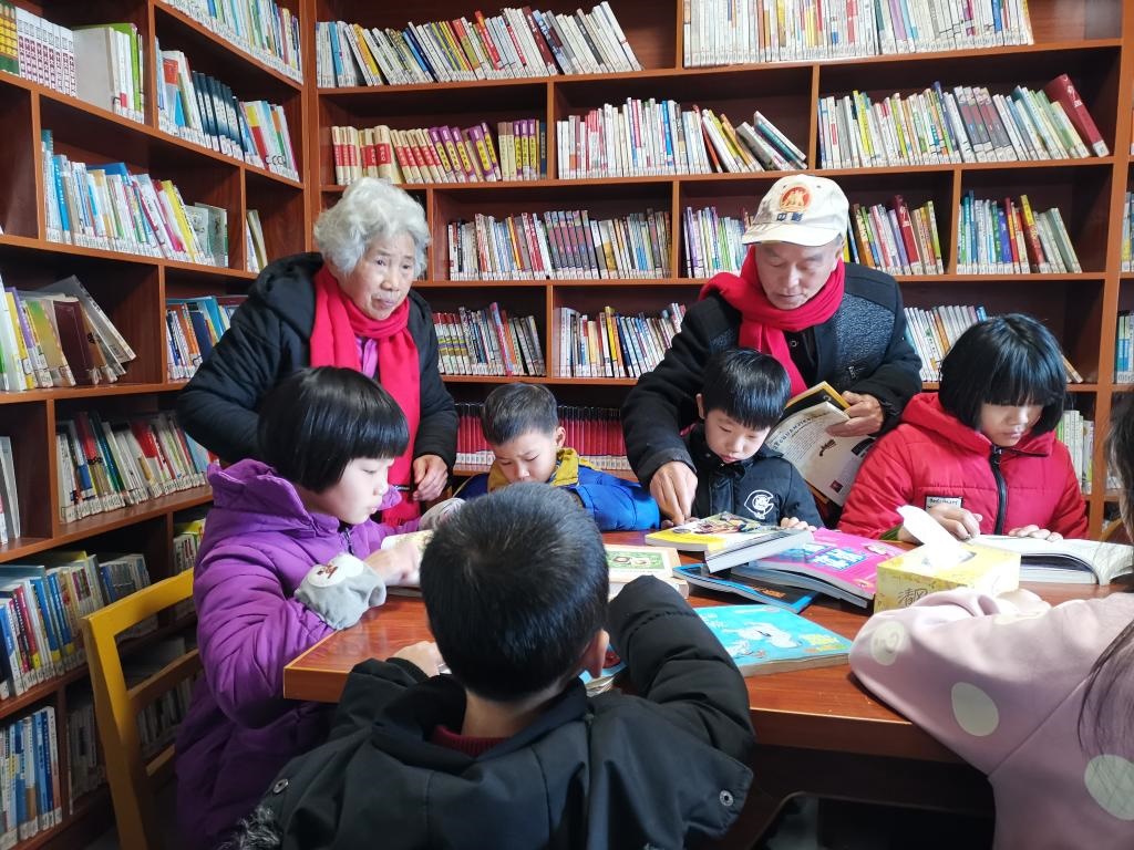 夏昭炎夫婦在譚家垅村的小書屋輔導(dǎo)小學(xué)生。（劉峰 攝）