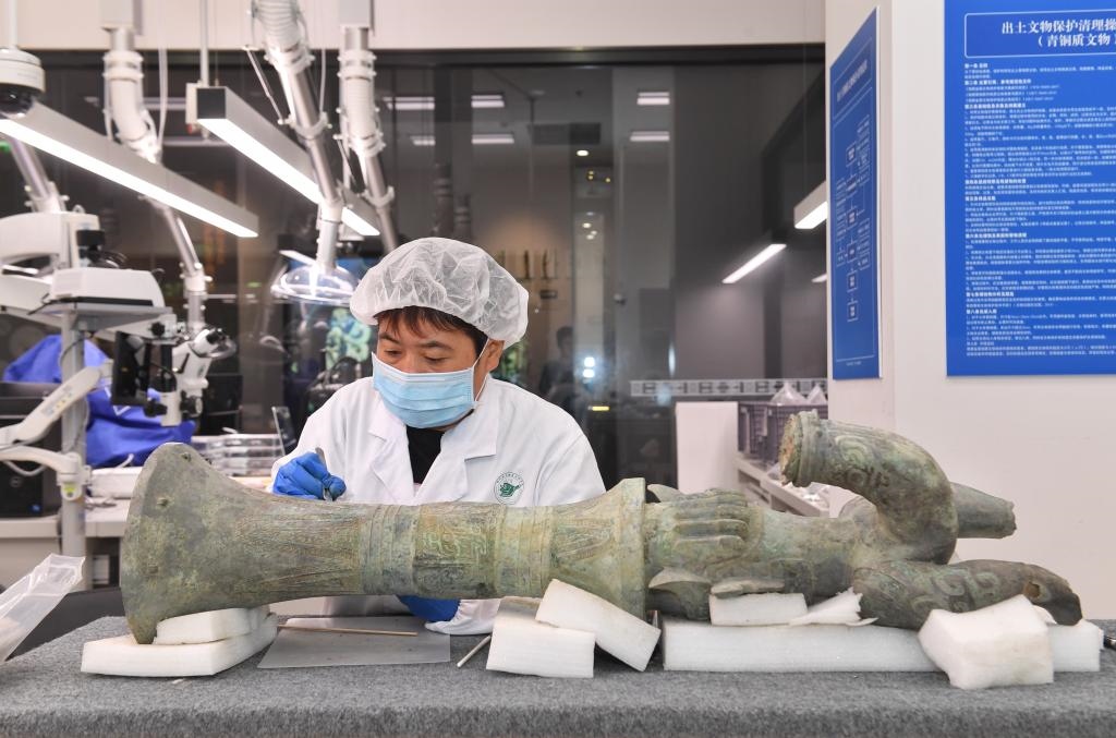 在三星堆博物館文物保護(hù)與修復(fù)館內(nèi)，工作人員在對(duì)文物進(jìn)行清理。新華社記者劉坤 攝