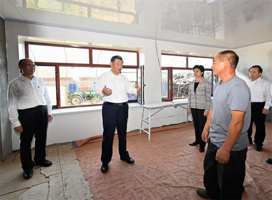 2023年9月7日，在遭受洪澇災(zāi)害的黑龍江尚志市老街基鄉(xiāng)龍王廟村，習(xí)近平總書記走進(jìn)村民楊春貴家中，察看受損房屋修繕情況。