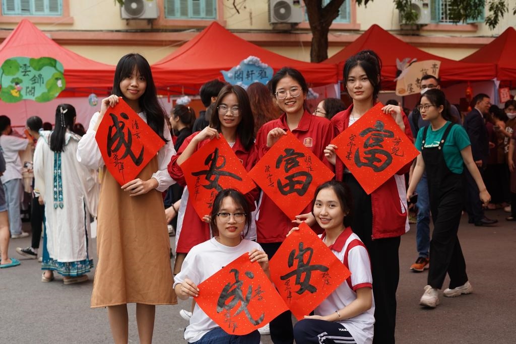2023年4月21日，在越南河內(nèi)大學(xué)孔子學(xué)院，越南大學(xué)生展示漢字書法作品。新華社記者胡佳麗攝