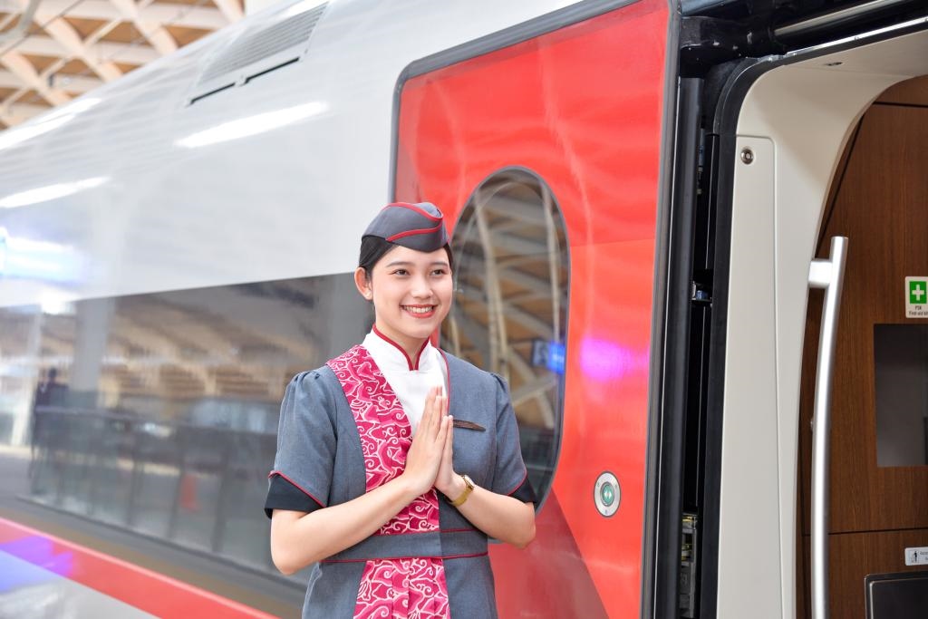 12月12日，乘務(wù)人員在印度尼西亞雅加達(dá)的哈利姆車站站臺歡迎乘坐雅萬高鐵的乘客。新華社記者徐欽攝