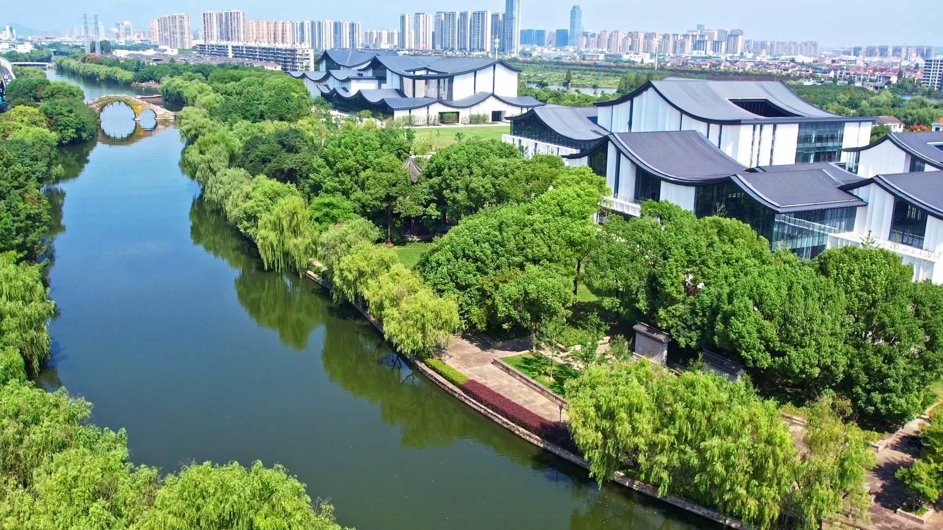 △浙東運(yùn)河。今年9月20日，習(xí)近平總書(shū)記來(lái)到浙東運(yùn)河文化園考察，強(qiáng)調(diào)“大運(yùn)河文化是中國(guó)優(yōu)秀傳統(tǒng)文化的重要組成部分，要在保護(hù)、傳承、利用上下功夫，讓古老大運(yùn)河煥發(fā)時(shí)代新風(fēng)貌”。