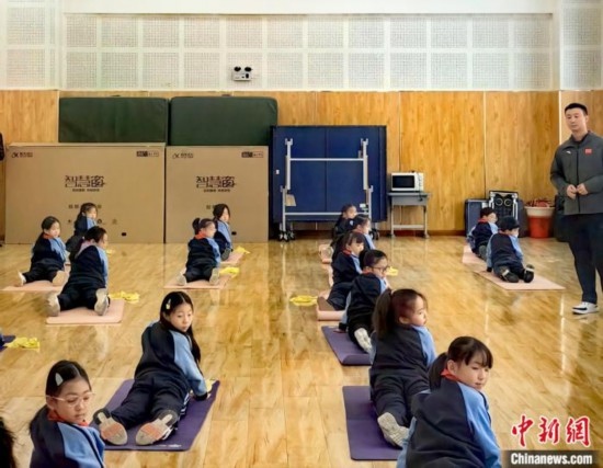 逸陽文思學校學生正在進行運動恢復矯正訓練。<a target='_blank' href='/' ><p align=