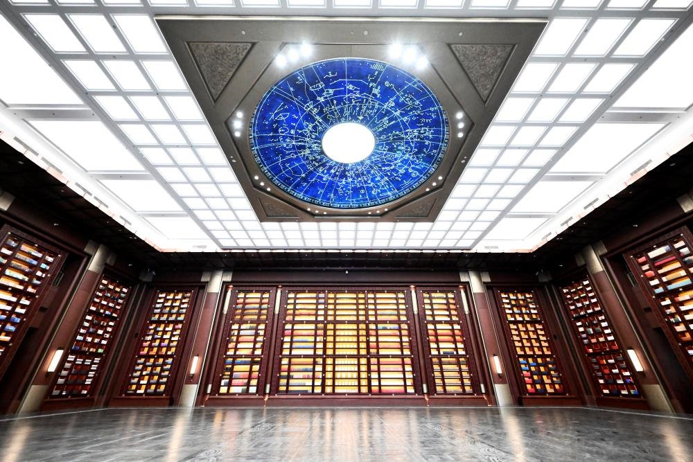 △中國(guó)國(guó)家版本館中央總館“文瀚閣”內(nèi)景。星空穹頂上是一幅宋代石刻天文圖，傳遞著“文瀚閣”的寓意：中華文明如星空般浩瀚璀璨。