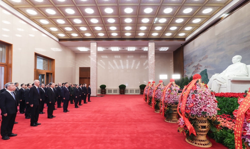 12月26日，中共中央在北京人民大會(huì)堂舉行紀(jì)念毛澤東同志誕辰130周年座談會(huì)。座談會(huì)前，習(xí)近平、李強(qiáng)、趙樂際、王滬寧、蔡奇、丁薛祥、李希、韓正等領(lǐng)導(dǎo)同志來到毛主席紀(jì)念堂瞻仰毛澤東同志遺容。
