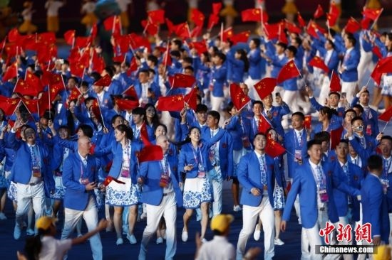 資料圖：9月23日，杭州第19屆亞運(yùn)會(huì)開幕式舉行。中國代表團(tuán)身著星辰藍(lán)禮服驚艷亮相。<a target='_blank' href='/'><p align=