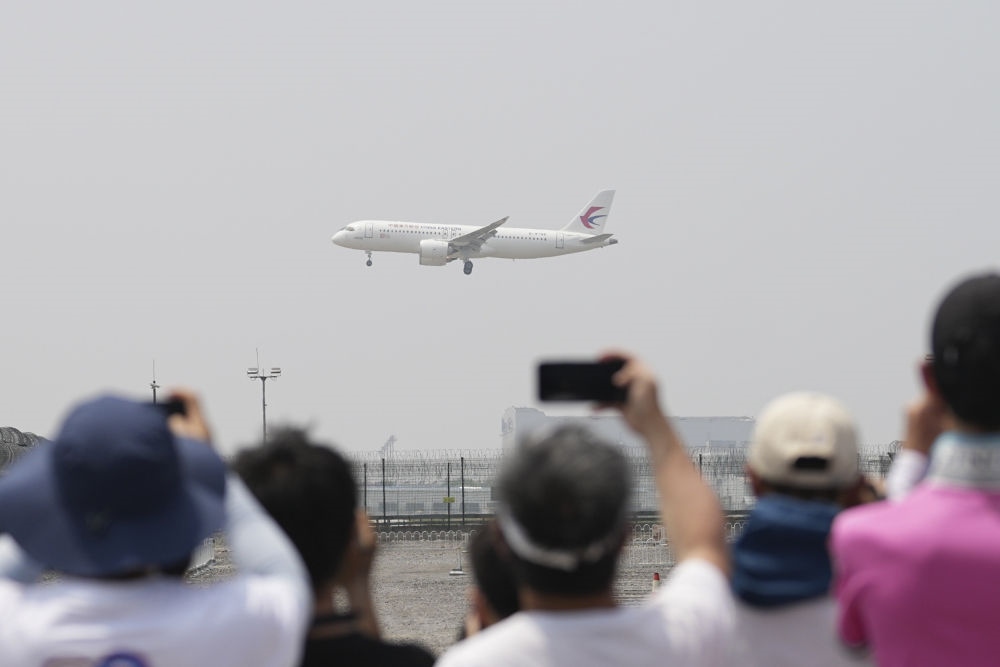 2023年5月28日，C919首個商業(yè)航班東航MU9191飛抵北京首都國際機場。新華社記者 鞠煥宗 攝