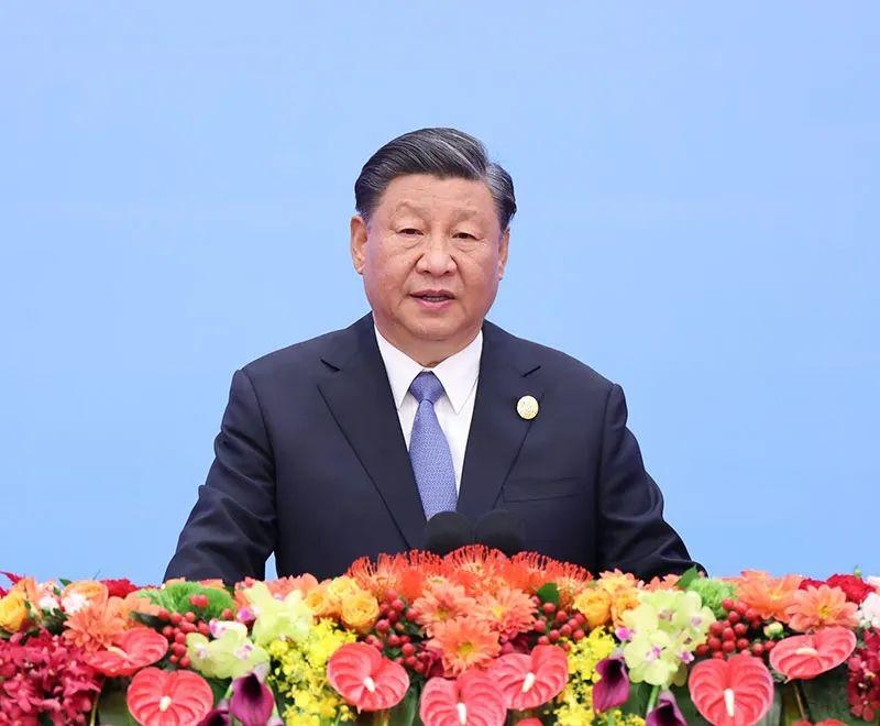 10月18日上午，習近平主席在北京人民大會堂出席第三屆“一帶一路”國際合作高峰論壇開幕式并發(fā)表題為《建設開放包容、互聯(lián)互通、共同發(fā)展的世界》的主旨演講。
