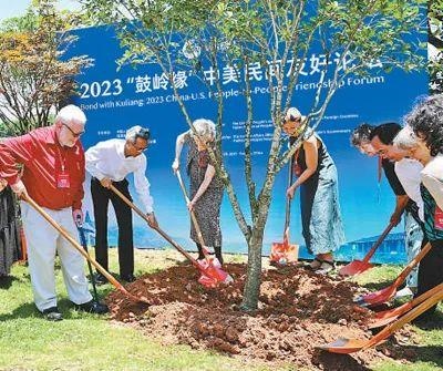 6月，2023“鼓嶺緣”中美民間友好論壇在福建省福州市舉辦。圖為出席“鼓嶺之友”座談會的中美各界人士在鼓嶺共同植樹留念。