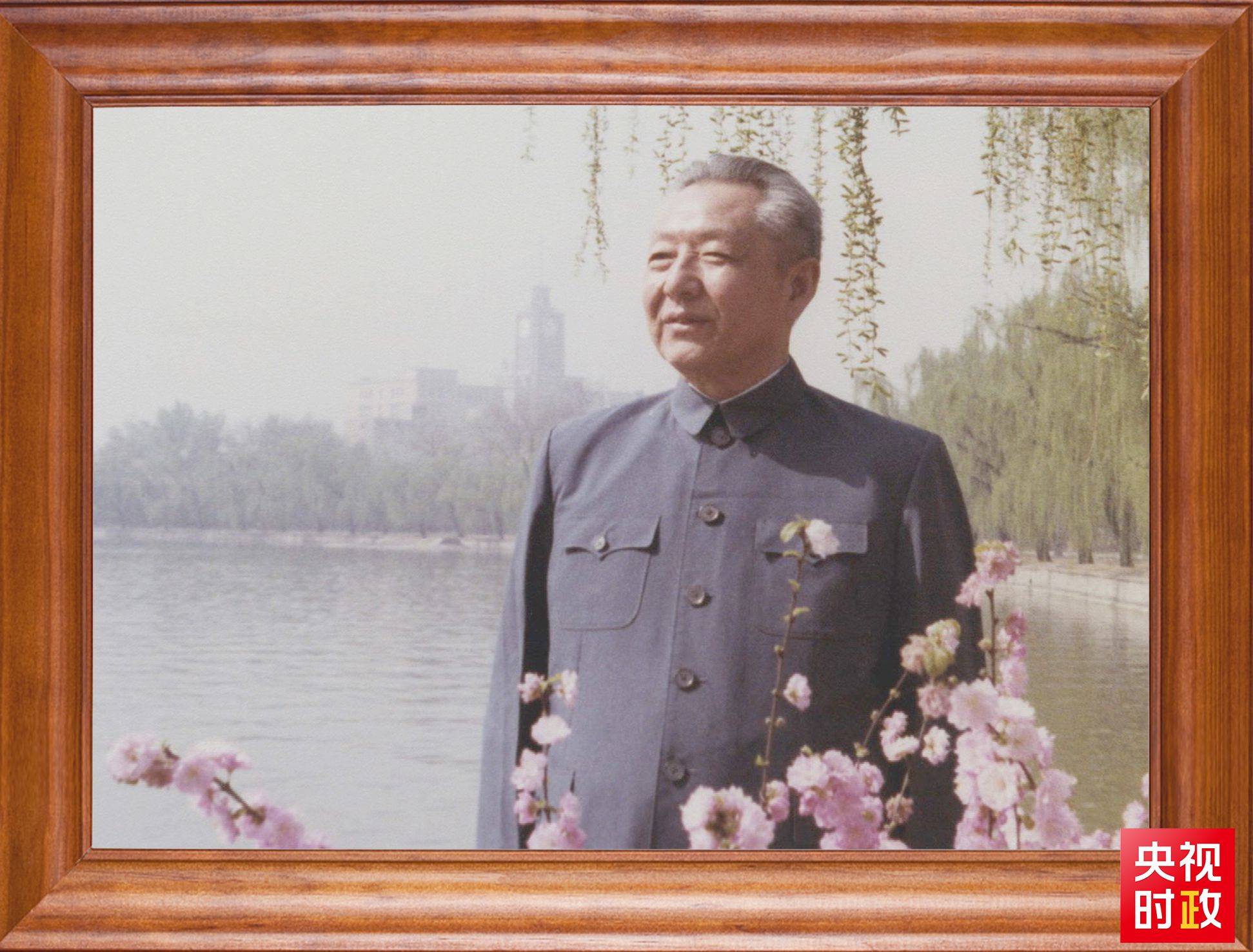 △這是習(xí)近平父親習(xí)仲勛同志的照片。2023年10月15日，是習(xí)仲勛同志誕辰110周年紀(jì)念日。這張照片第一次出現(xiàn)在他的書架上。