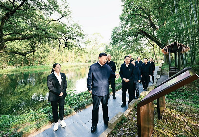 2023年10月10日至13日，中共中央總書(shū)記、國(guó)家主席、中央軍委主席習(xí)近平在江西考察。這是11日下午，習(xí)近平在上饒市婺源縣秋口鎮(zhèn)王村石門(mén)自然村考察時(shí)，了解饒河源國(guó)家濕地公園和極度瀕危鳥(niǎo)類(lèi)藍(lán)冠噪鹛保護(hù)等情況。 新華社記者 謝環(huán)馳/攝