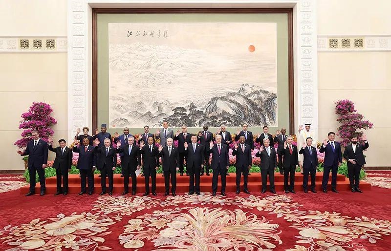 10月18日，習近平主席在北京人民大會堂出席第三屆“一帶一路”國際合作高峰論壇開幕式并發(fā)表主旨演講。這是習近平同國際貴賓集體合影。