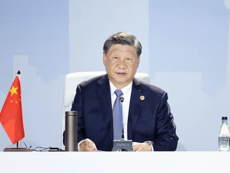當?shù)貢r間8月24日，習近平主席在南非約翰內斯堡出席金磚國家領導人第十五次會晤特別記者會。