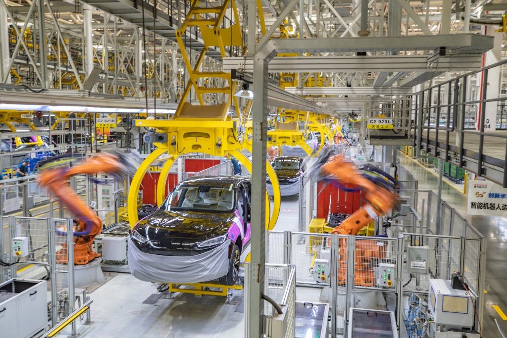 這是2023年8月29日拍攝的賽力斯汽車(chē)有限公司兩江智慧工廠作業(yè)現(xiàn)場(chǎng)。新華社記者 黃偉 攝