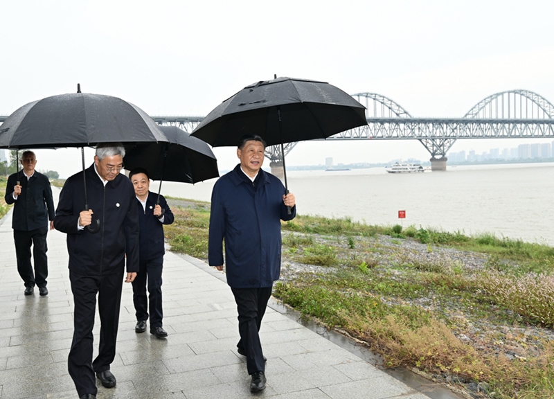 2023年10月10日，習(xí)近平在長(zhǎng)江國(guó)家文化公園九江城區(qū)段考察時(shí)，冒雨沿江堤步行察看沿岸風(fēng)貌。