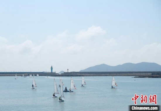 浙江象山，杭州亞運會帆船項目運動員揚帆起航。林波 攝
