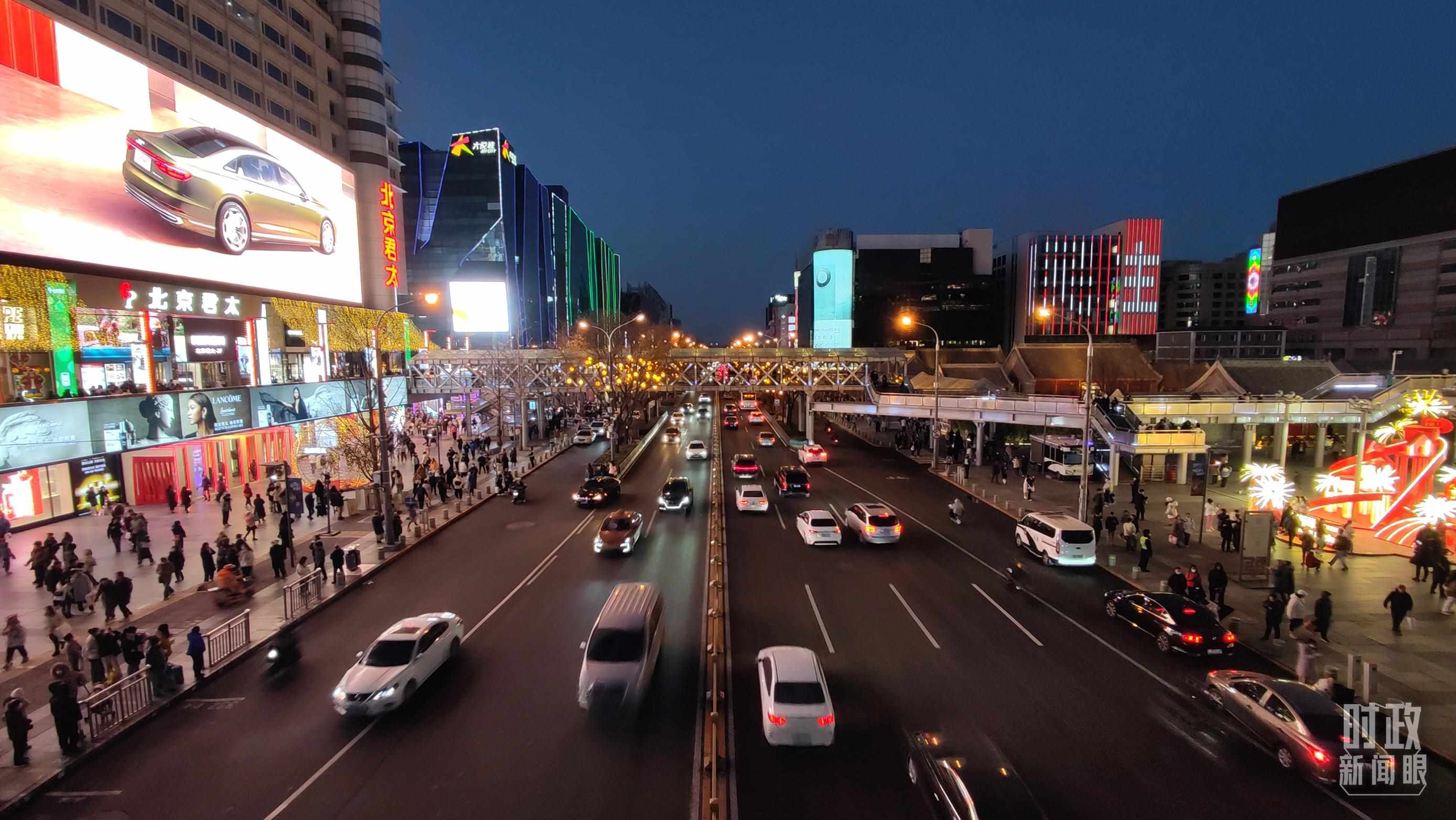△2023年12月31日，北京西單商業(yè)街區(qū)。（總臺央視記者薛冠南拍攝）