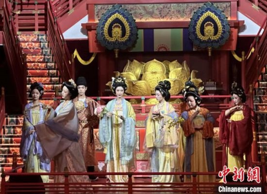 2023年12月31日晚間，在長(zhǎng)安十二時(shí)辰主題街區(qū)進(jìn)行的漢服表演。 中新社記者 張一辰 攝