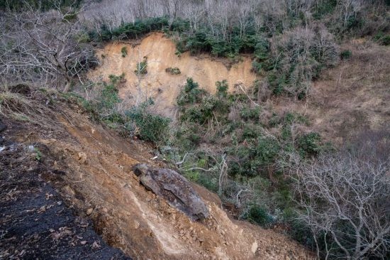  1月2日，在日本石川縣羽咋郡，地震引起山體滑坡。新華社記者張笑宇攝