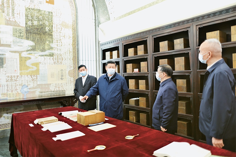 2023年6月1日，習近平總書記在中國國家版本館考察時，在蘭臺洞庫了解館藏精品版本保存情況。