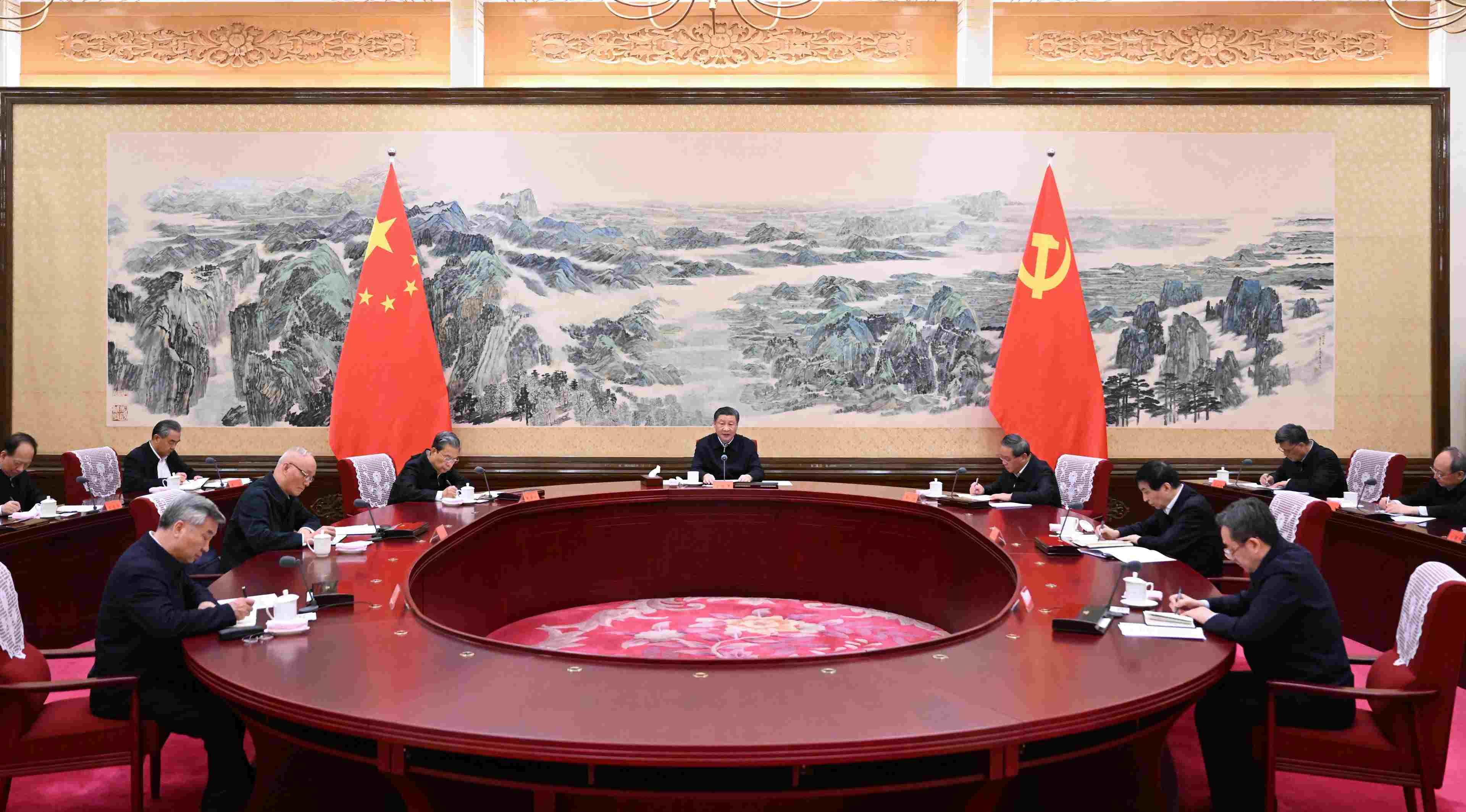 2023年12月21日至22日，中共中央政治局召開學(xué)習(xí)貫徹習(xí)近平新時代中國特色社會主義思想主題教育專題民主生活會，中共中央總書記習(xí)近平主持會議并發(fā)表重要講話。