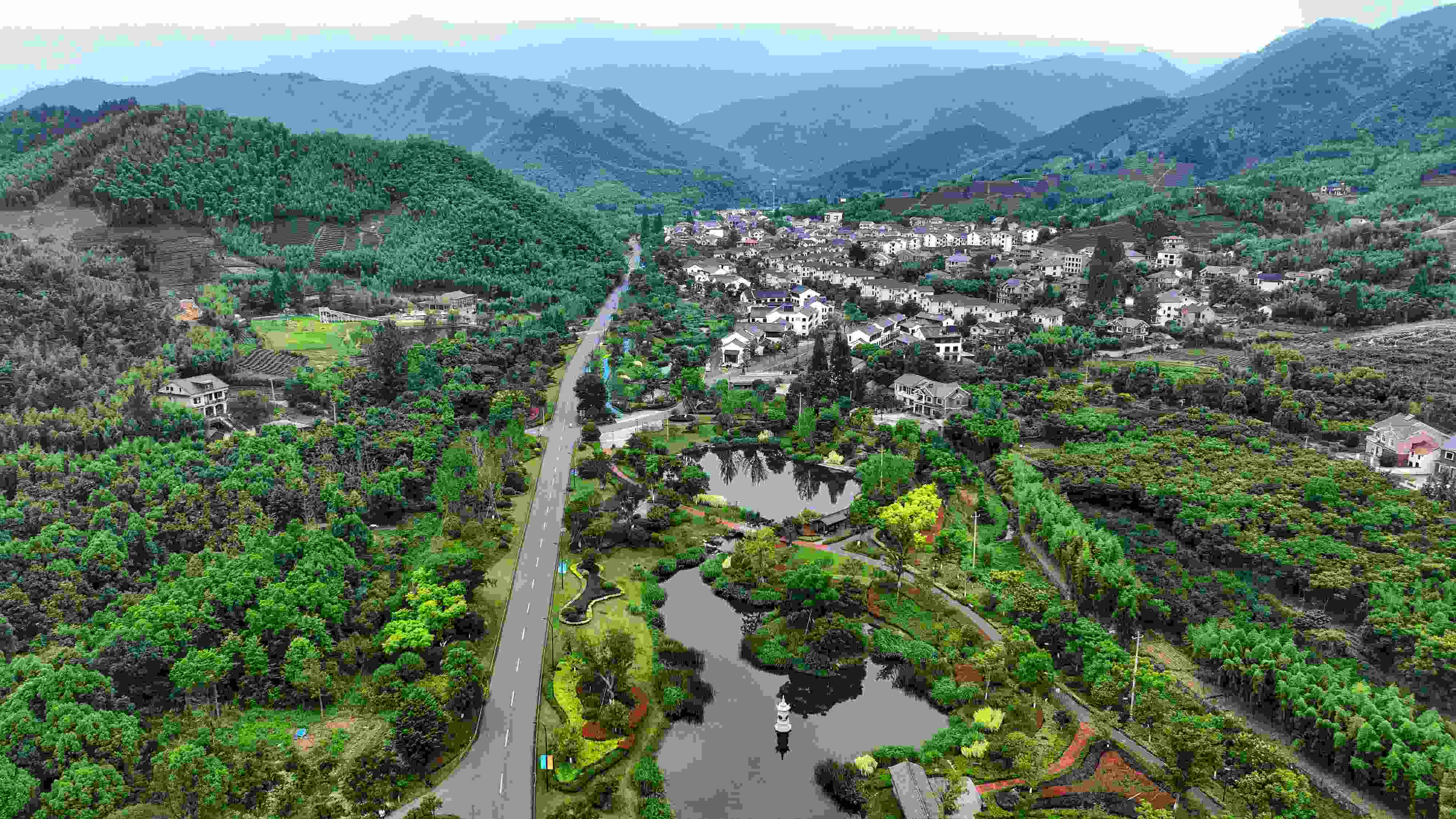 2023年6月6日，杭州余杭區(qū)徑山鎮(zhèn)鄉(xiāng)村，生態(tài)碧水、沿路花海與村莊農(nóng)房相映成趣，構(gòu)成一幅美麗的山水田園畫。