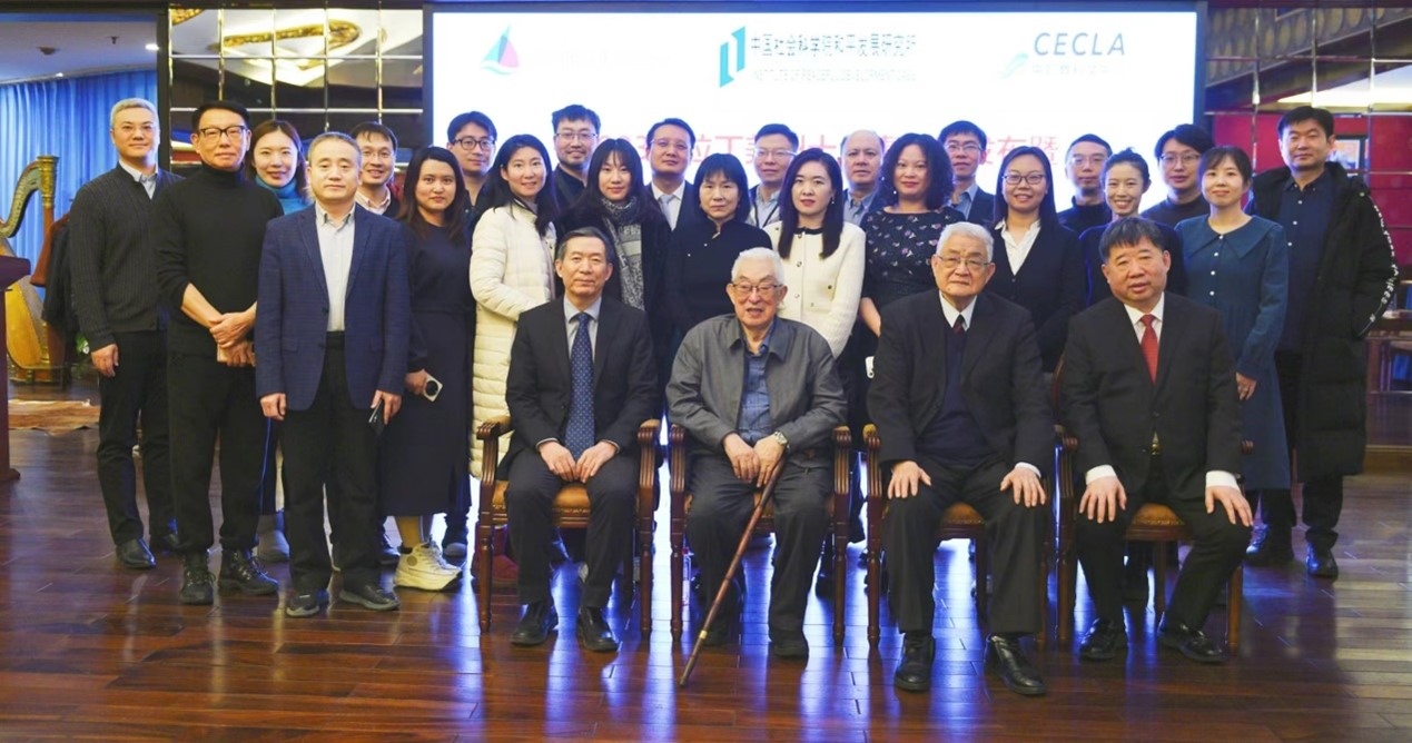與會專家學者舉行合影。主辦方供圖