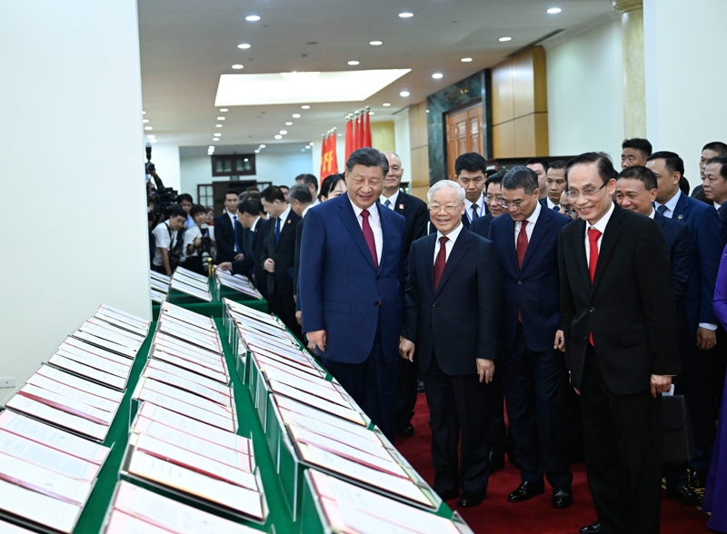 當?shù)貢r間2023年12月12日下午，剛剛抵達河內(nèi)的中共中央總書記、國家主席習近平在越共中央駐地同越共中央總書記阮富仲舉行會談。這是會談后，兩黨總書記共同見證雙方簽署的雙邊合作文件展示。
