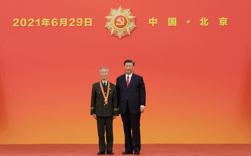 2021年6月29日，習(xí)近平總書(shū)記向“七一勛章”獲得者崔道植頒授勛章。新華社記者 李學(xué)仁 攝