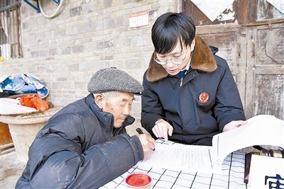  圖③：當(dāng)事人簽署調(diào)解協(xié)議。