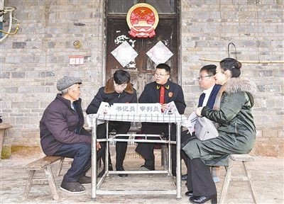  圖②：調(diào)解現(xiàn)場。