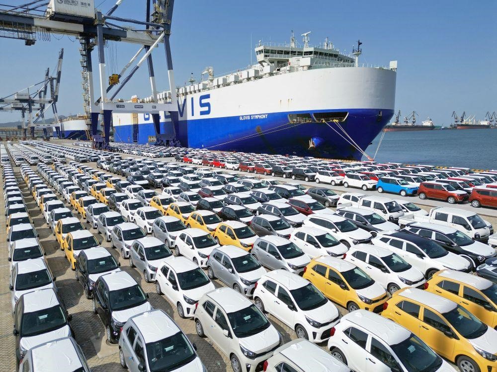 △2023年7月5日，大批出口商品車集結(jié)山東煙臺(tái)港準(zhǔn)備通過汽車滾裝船發(fā)運(yùn)。