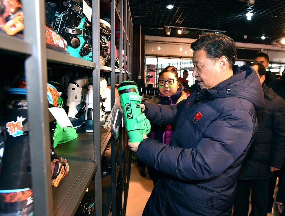 2017年1月23日，習(xí)近平總書記在河北省張家口市云頂滑雪場雪具大廳了解各式雪具的不同功用。