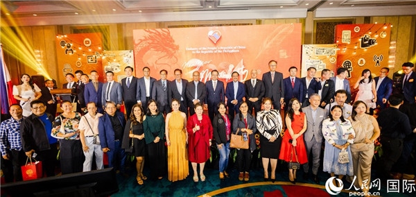 出席駐菲律賓使館2024年新年媒體沙龍部分嘉賓代表合影。人民網(wǎng)記者樊帆 攝