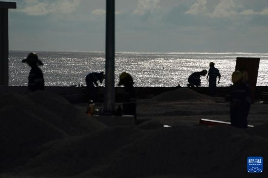 1月18日，工作人員在瑙魯艾沃港碼頭升級改造項目工地工作。新華社記者 王申 攝