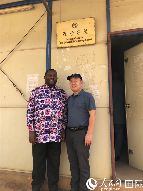 中方院長(zhǎng)趙華修和貝方院長(zhǎng)于連合影。人民網(wǎng)記者 黃培昭攝