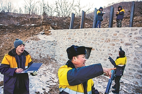 1月15日，門頭溝區(qū)妙峰山鎮(zhèn)，來自中國(guó)鐵路北京局的單秀松（左二）與同事正在鐵路線上進(jìn)行防洪隱患排查工作。