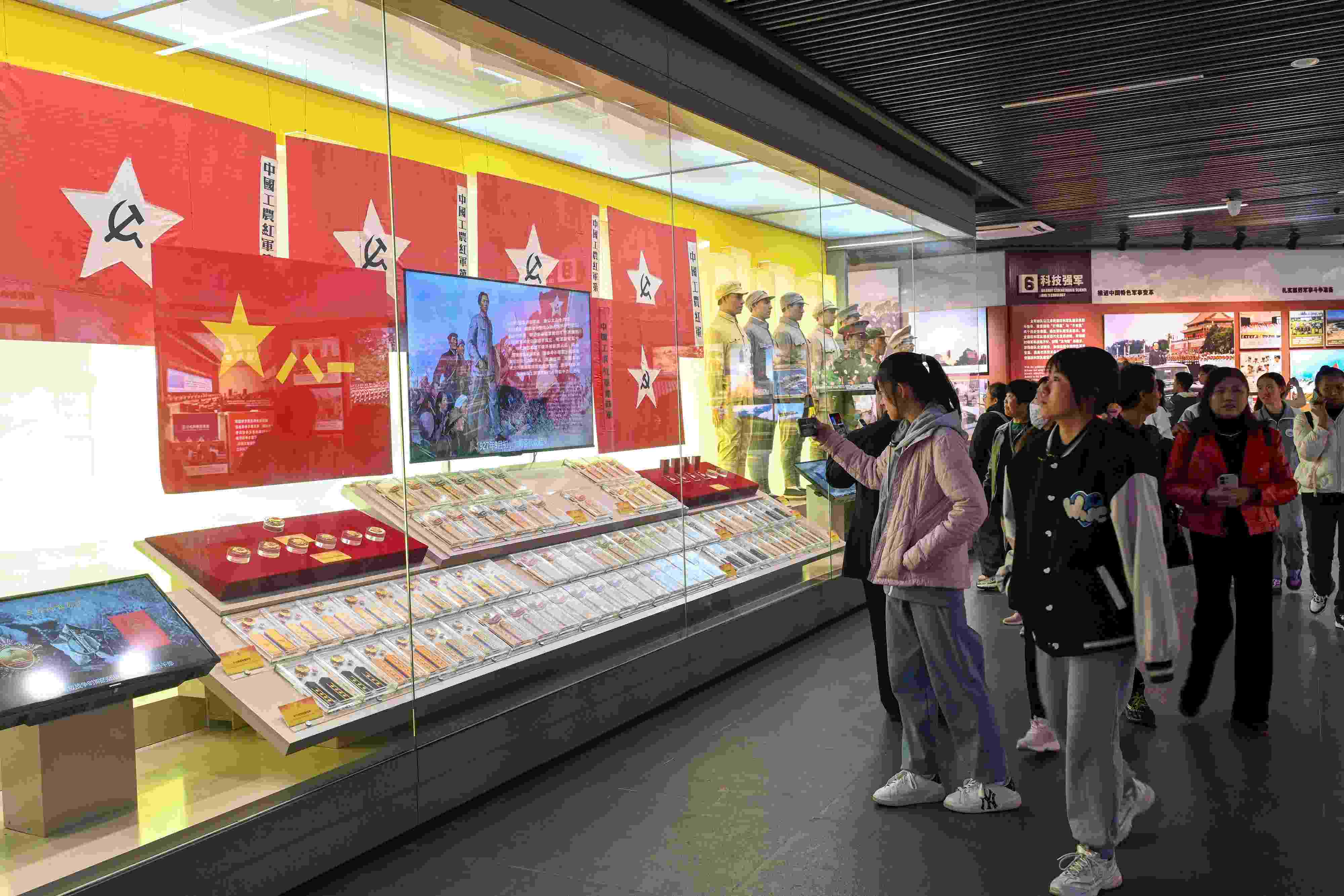 2023年11月15日，游客游覽參觀南昌八一起義紀(jì)念館，感受體驗紅色文化的教育。