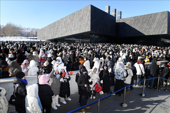 2024年1月15日，哈爾濱，侵華日軍第七三一部隊罪證陳列館門口排隊的游客整齊有序。