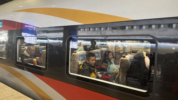 旅客乘坐高鐵列車。中國鐵路北京局供圖