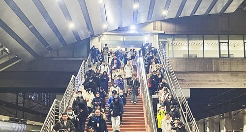 2024年鐵路春運今日啟動，旅客進入站臺準備乘車。人民網(wǎng)記者 喬雪峰攝