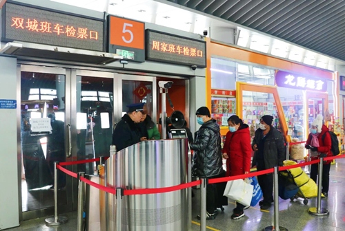 哈西公路客運站內(nèi)旅客檢票排隊上車。黑龍江省交通運輸廳供圖