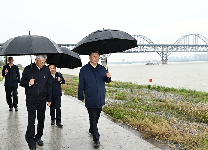 2023年10月10日，習(xí)近平總書記在江西省九江市長(zhǎng)江國(guó)家文化公園九江城區(qū)段考察時(shí)，冒雨沿江堤步行察看沿岸風(fēng)貌。