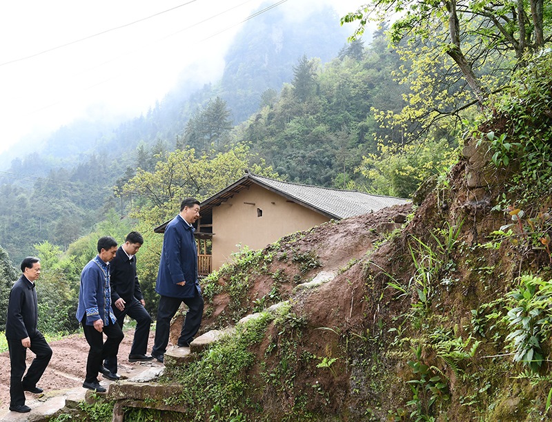 2019年4月15日，在重慶石柱土家族自治縣中益鄉(xiāng)華溪村，習(xí)近平總書記踏著濕滑的石階登上陡坡，前往貧困戶譚登周家看望。