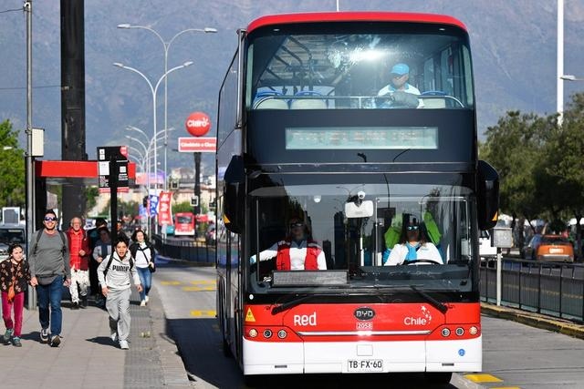 2023年10月31日，一輛由中國(guó)制造的新能源公交車(chē)行駛在智利首都圣地亞哥的主城區(qū)。新華社記者 辛悅衛(wèi)攝