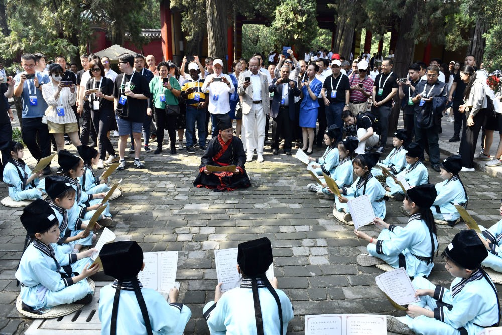 2023年6月27日，在曲阜孔廟，嘉賓和游客在聆聽(tīng)孩子們誦讀《論語(yǔ)》。
