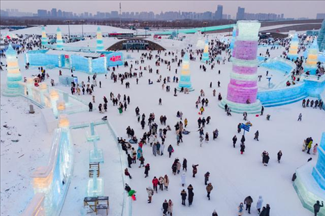 游客在哈爾濱冰雪大世界園區(qū)內(nèi)游玩（無人機照片，2024年1月4日攝）。新華社記者 謝劍飛 攝