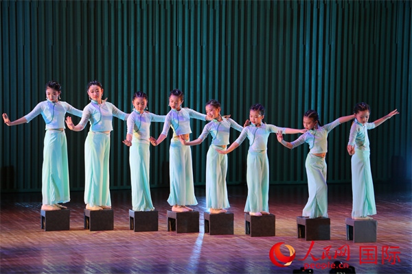 古典舞《碇步橋》。人民網(wǎng) 許可攝