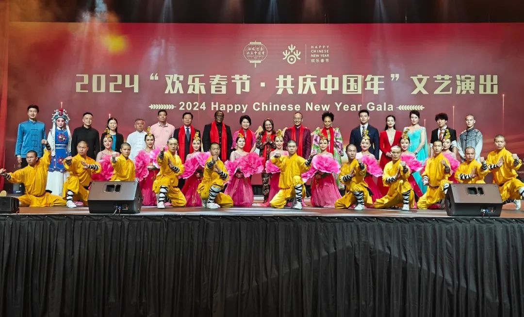 全體嘉賓和演員合影。中國駐南非大使館供圖